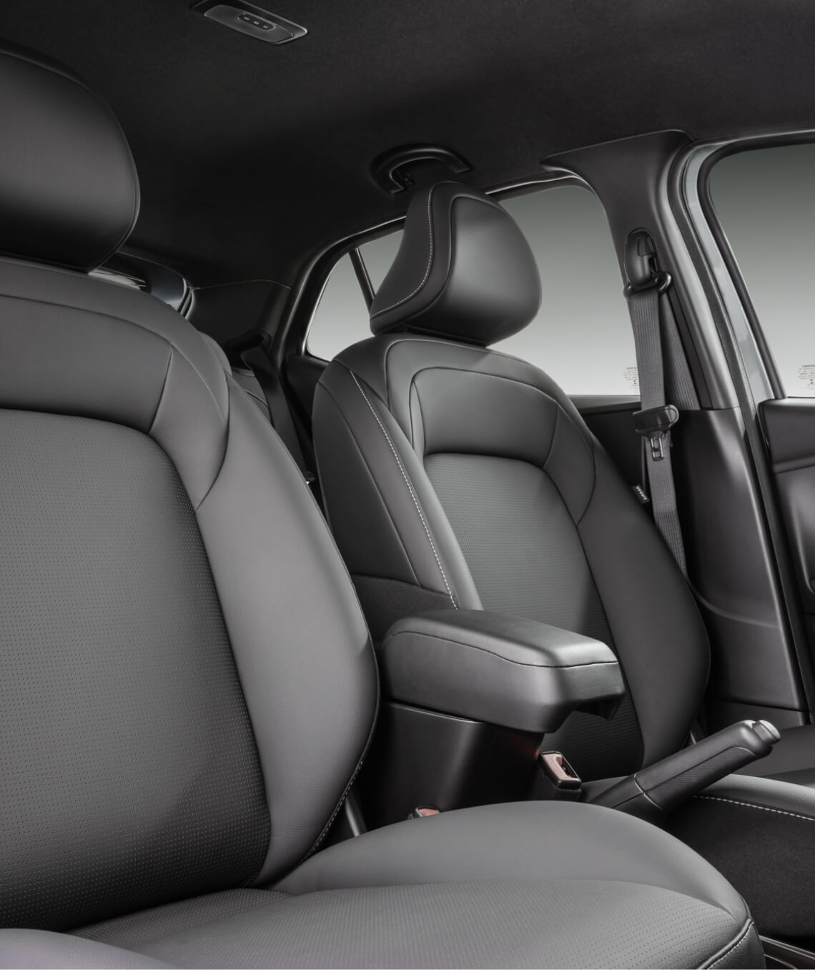 Asientos y apoya brazos con terminaciones en cuero de una camioneta Fiat Pulse