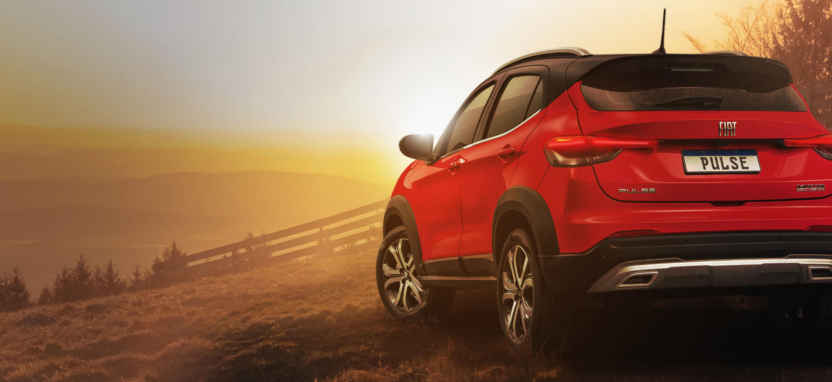 Parte posterior de una camioneta Fiat Pulse color rojo con techo color negro